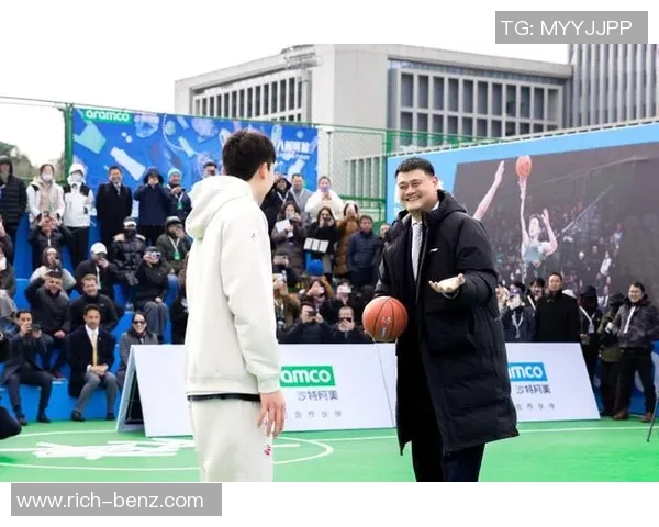 姚明与莉的传奇故事：从篮球场到生活舞台的精彩交汇