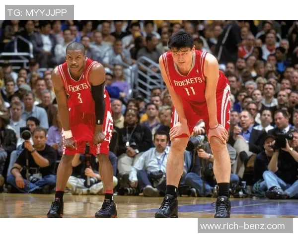 灵活的姚明如何在篮球场上展现超凡的技术与智慧